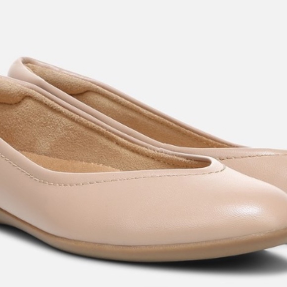 Naturalizer VIVIENNE FLAT - creme brûlée NWOT 6.5 WIDE - Picture 7 of 7